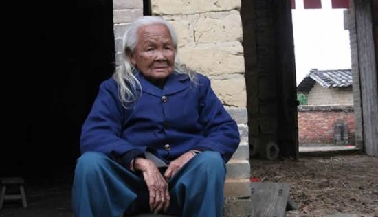 Mulher zumbi Chinesa levanta do caixão