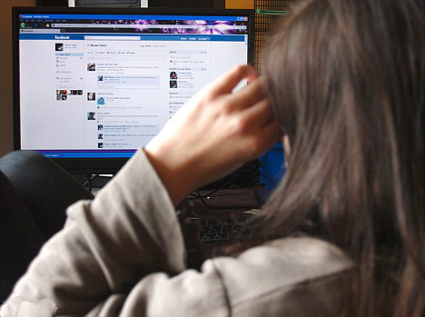 Mulheres mais agressivas no Facebook e Twitter Mulheres mais agressivas no Facebook e Twitter