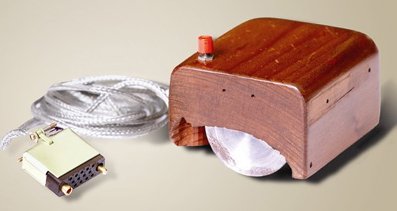 O primeiro mouse, criado por Douglas Englebart O primeiro mouse, criado por Douglas Englebart
